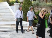 Ποιος είναι και τι απαντά ο άνδρας με τη βερμούδα και τις σαγιονάρες στο Προεδρικό Μέγαρο