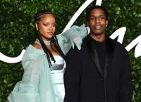Rihanna: Η πρώτη της δημόσια έξοδος σαν νέα μαμά Rihanna: Η πρώτη της δημόσια έξοδος σαν νέα μαμά