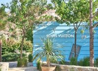 Ο οίκος Louis Vuitton εγκαινίασε στο Nammos Village στη Μύκονο το νέο dreamy κατάστημα