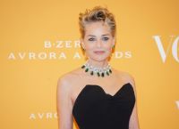 Sharon Stone: Ποζάρει στην πισίνα χωρίς μαγιό και μας αφήνει άφωνους Sharon Stone: Ποζάρει στην πισίνα χωρίς μαγιό και μας αφήνει άφωνους