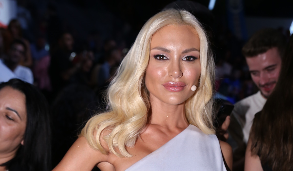 Αλεξάνδρα Παναγιώταρου: Ποζάρει στην Σάμο με τους κοιλιακούς της
