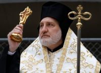 Ο αρχιεπίσκοπος Αμερικής Ελπιδοφόρος βάφτισε στη Βουλιαγμένη δίδυμα μωρά ενός gay ζευγαριού