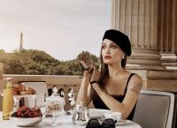 Angelina Jolie: Υπέρκομψη με σατέν πιζάμες και Valentino Flip Flops