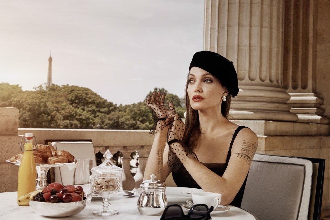 Angelina Jolie: Υπέρκομψη με σατέν πιζάμες και Valentino Flip Flops