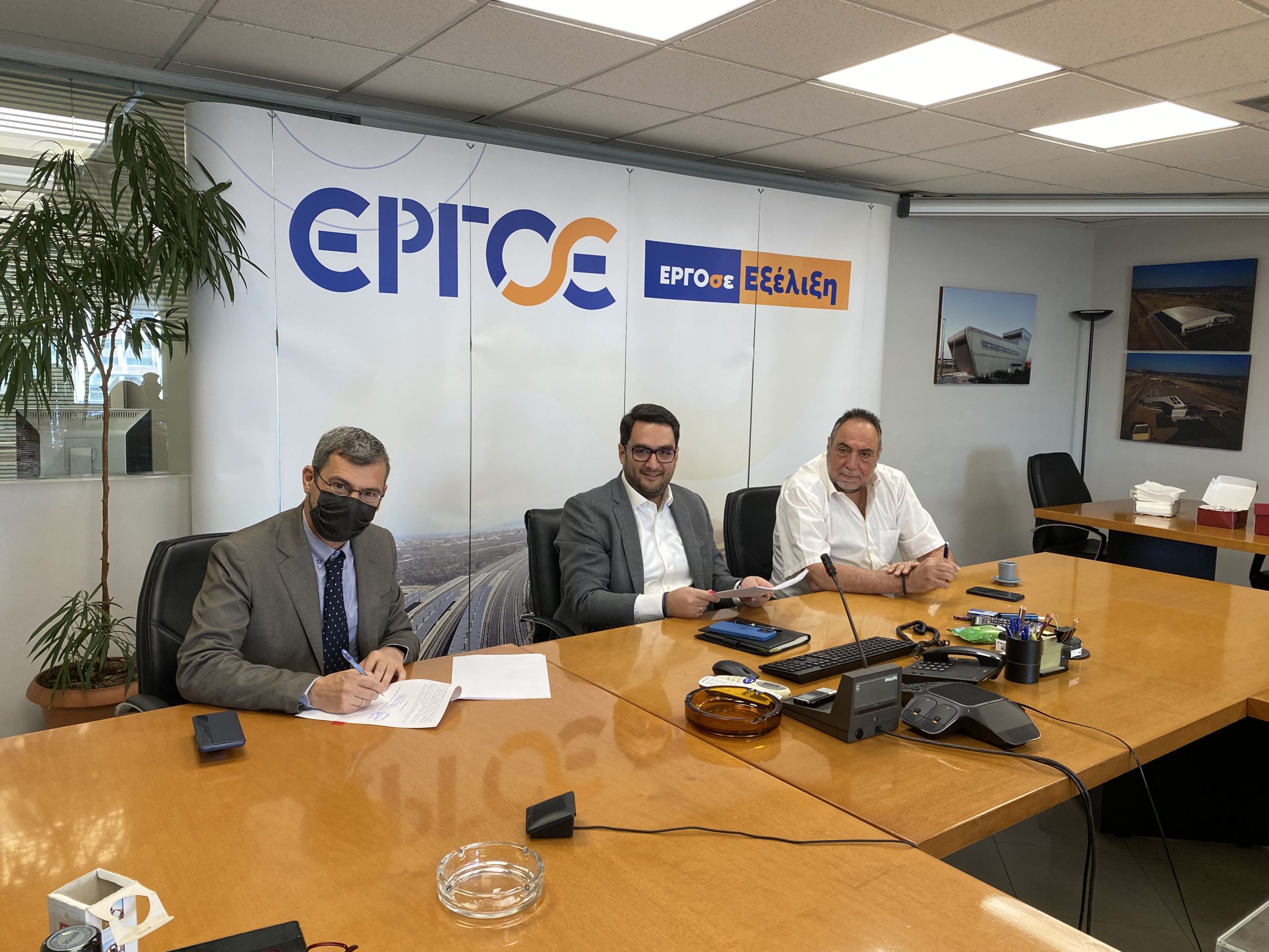Υπεγράφη η σύμβαση για την εγκατάσταση συστήματος ηλεκτροκίνησης στη σιδηροδρομική γραμμή Κιάτο – Ροδοδάφνη