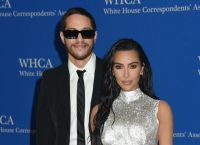 Η Kim Kardashian ζητά από τον Pete Davidson να κάνει μπάνιο μαζί της