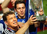 Euro 2004: Επικό βίντεο – Ο Όττο Ρεχάγκελ τραγουδάει χρόνια πολλά