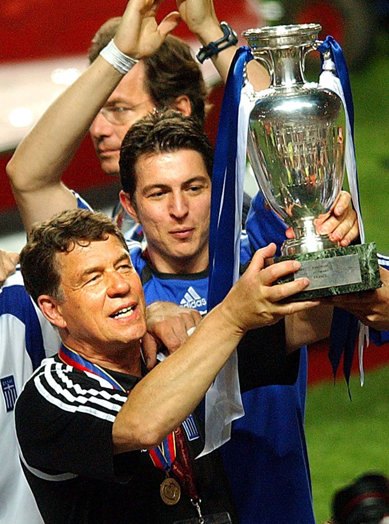 Euro 2004: Επικό βίντεο – Ο Όττο Ρεχάγκελ τραγουδάει χρόνια πολλά