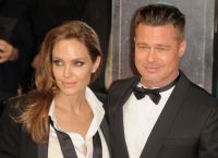 Η Angelina Jolie διαφωνεί μόνο για ένα πράγμα στη σχέση Βrad Pitt – Εmily Ratajkowski Η Angelina Jolie διαφωνεί μόνο για ένα πράγμα στη σχέση Βrad Pitt – Εmily Ratajkowski