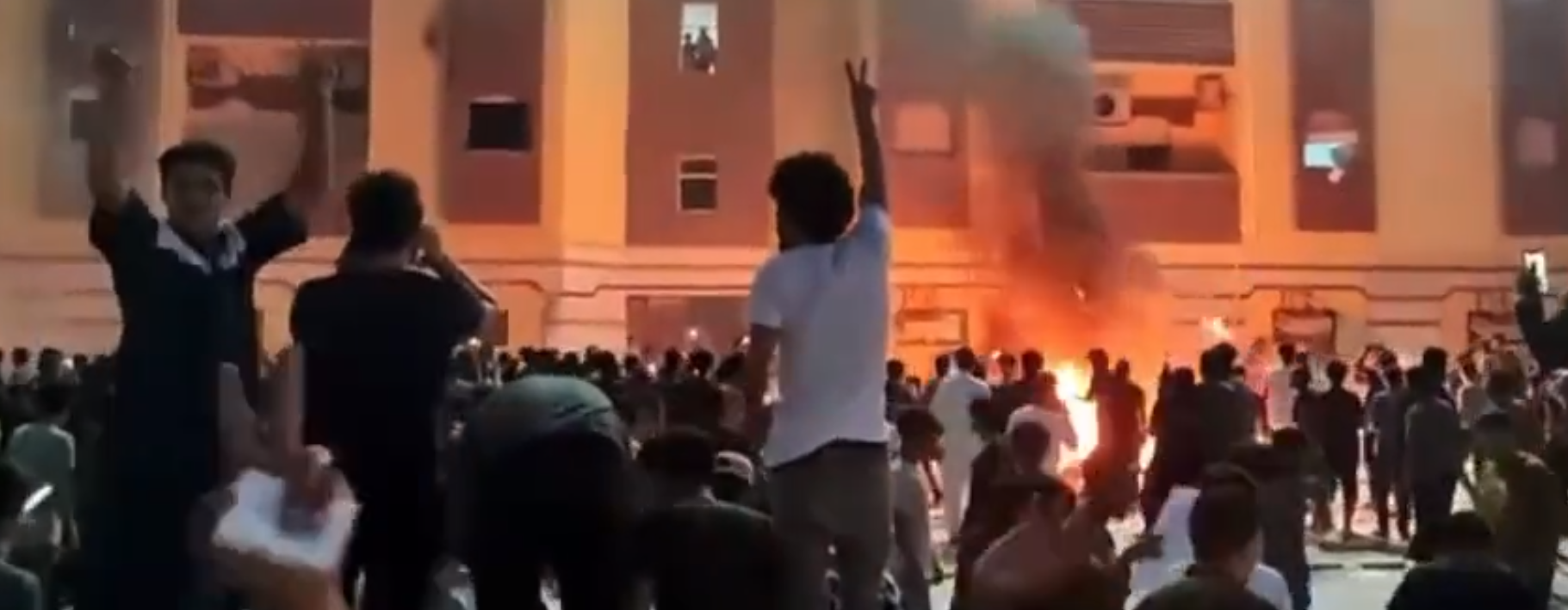 Διαδηλωτές εισέβαλαν στο κοινοβούλιο της Λιβύης στο Τομπρούκ [vid]