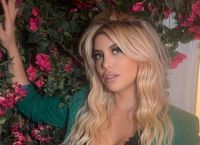 Γουάντα Νάρα: Στο Βόσπορο με χακί μαγιό και το μπούστο της ξεχειλίζει Γουάντα Νάρα: Στο Βόσπορο με χακί μαγιό και το μπούστο της ξεχειλίζει