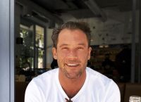 Αντίνοος Αλμπάνης: Στην Κυψέλη γυμνός