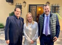 Ιταλία: Συνάντηση Μελόνι, Μπερλουσκόνι, Σαλβίνι για τον σχηματισμό κυβέρνησης
