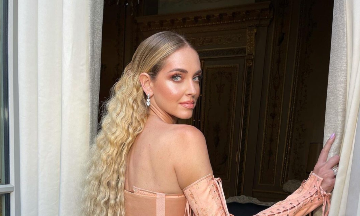 Chiara Ferragni: Τελευταίο βράδυ στην Ύδρα με κίτρινο αέρινο φόρεμα