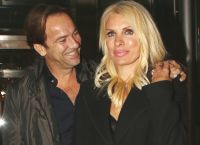 Ελένη Μενεγάκη: Μας εύχεται καλό μήνα άβαφτη και με τον Μάκη της Ελένη Μενεγάκη: Μας εύχεται καλό μήνα άβαφτη και με τον Μάκη της
