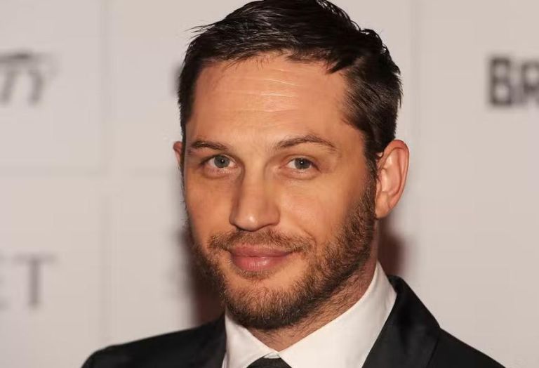 James Bond candidate Tom Hardy is on vacation in Corfu