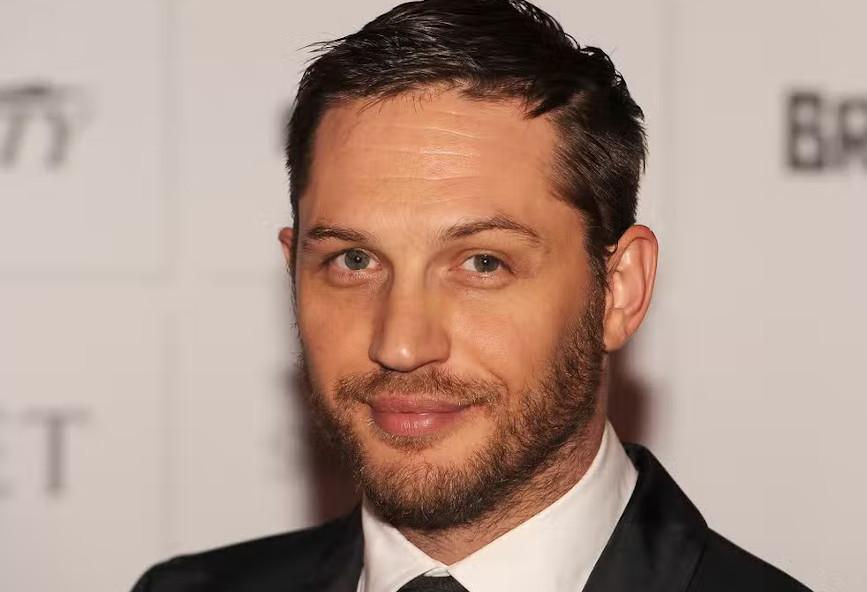 James Bond candidate Tom Hardy is on vacation in Corfu