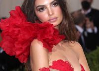 Η Emily Ratajkowski εξηγεί γιατί «ανακουφίστηκε» που απέκτησε γιο ενώ «αρχικά» ήθελε κόρη