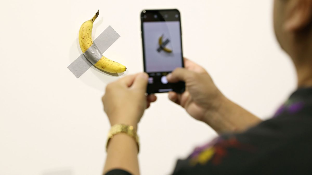 Ένας καλλιτέχνης ισχυρίζεται ότι ο Maurizio Cattelan αντέγραψε το έργο τέχνης του με μπανάνα