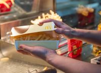Τα νέα McDonald’s στη Ρωσία αφαίρεσαν από το μενού τις τηγανητές πατάτες