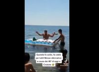 Ιταλία: Ιερέας τέλεσε λειτουργεία με μαγιό και φουσκωτό στρώμα [vid]