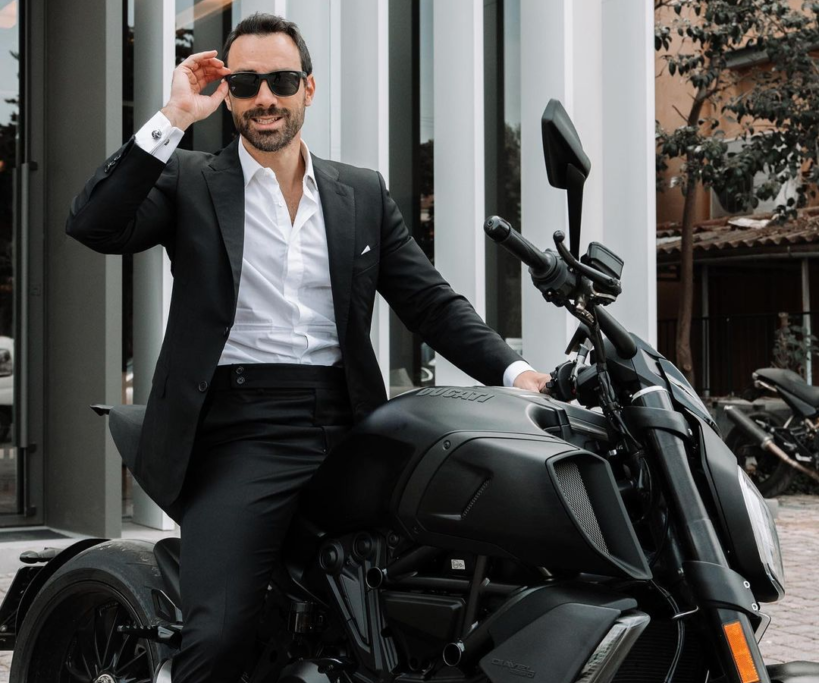 Σάκης Τανιμανίδης: Τροχαίο με τη μηχανή του – Φορούσε κράνος