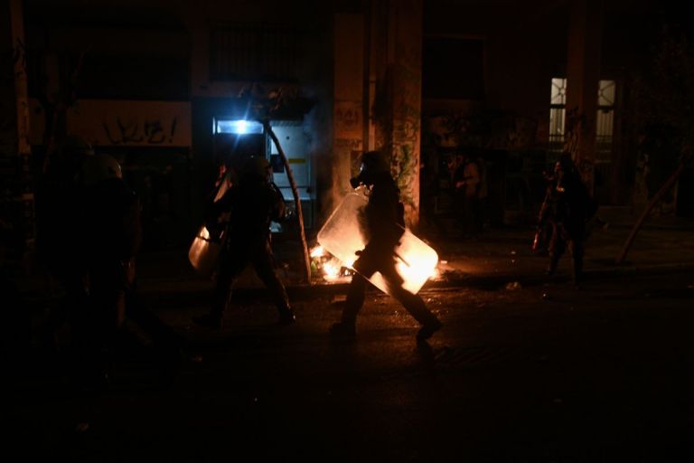 Εξάρχεια: Επίθεση σε διμοιρία των ΜΑΤ στη Χαριλάου Τρικούπη – Κάηκε αυτοκίνητο
