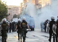 Σύνταγμα: Σοβαρά επεισόδια στο κέντρο – Χημικά, συμπλοκές και καταστροφές καταστημάτων Σύνταγμα: Σοβαρά επεισόδια στο κέντρο – Χημικά, συμπλοκές και καταστροφές καταστημάτων