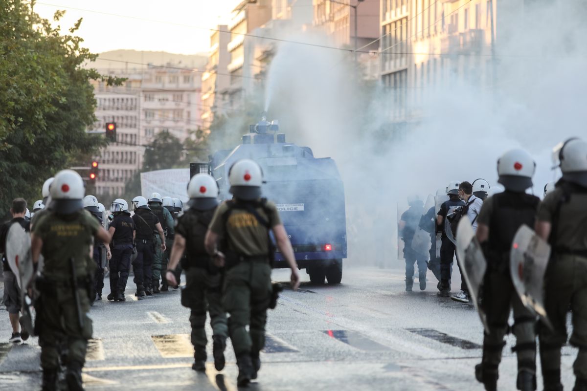 Σύνταγμα: Σοβαρά επεισόδια στο κέντρο – Χημικά, συμπλοκές και καταστροφές καταστημάτων