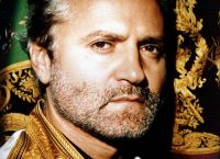 Gianni Versace: Ο απόλυτος σχεδιαστής της δεκαετίας του 90 που έφυγε νωρίς για την γειτονιά των αγγέλων Gianni Versace: Ο απόλυτος σχεδιαστής της δεκαετίας του 90 που έφυγε νωρίς για την γειτονιά των αγγέλων