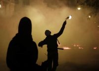 Πανεπιστημιούπολη: Αντιεξουσιαστές έριξαν μολότοφ στην έδρα της ΔΑΕΑ – 4 τραυματίες αστυνομικοί