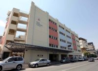 Λάρισα: Συνοδός ασθενή έβρισε και πλάκωσε στο ξύλο γιατρούς – Ένας τραυματίας από τη μανία της