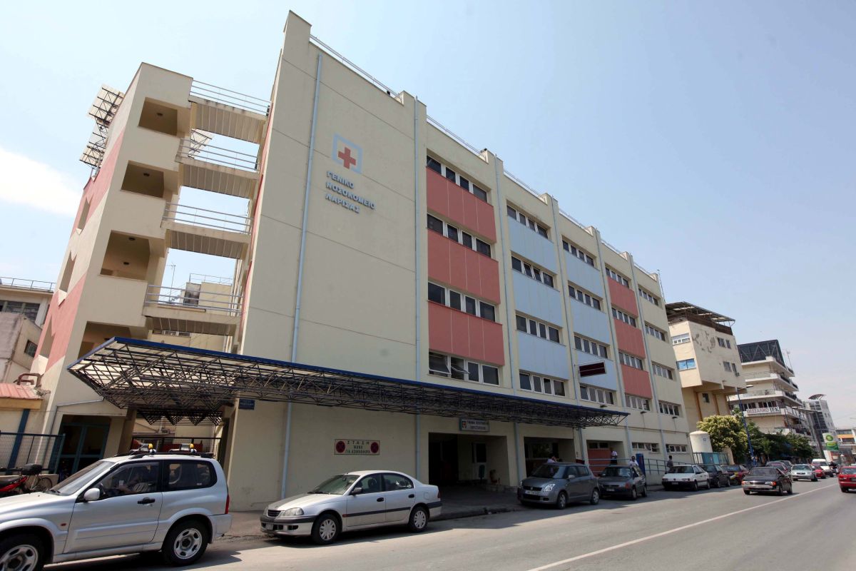 Λάρισα: Συνοδός ασθενή έβρισε και πλάκωσε στο ξύλο γιατρούς – Ένας τραυματίας από τη μανία της