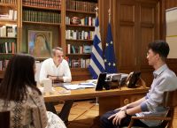 Συνάντηση Μητσοτάκη με τον Ιρανό πρόσφυγα: Η Ελλάδα ανοιχτή σε όσους θέλουν να ενσωματωθούν Συνάντηση Μητσοτάκη με τον Ιρανό πρόσφυγα: Η Ελλάδα ανοιχτή σε όσους θέλουν να ενσωματωθούν