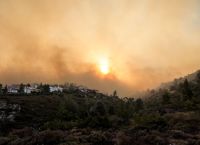 Φωτιά στην Πεντέλη: Έφτασαν οι φλόγες στα πρώτα σπίτια – Ποιοι δρόμοι έχουν κλείσει