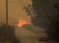 Πυρκαγιά στην Πεντέλη: Μήνυμα 112 για εκκένωση σε Διώνη και Δασαμάρι προς Γέρακα