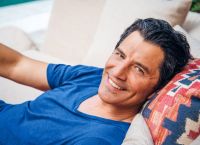 Σάκης Ρουβάς: Συγκινημένος μοιράζει πεπονάκι που το έφτιαξε με τα χεράκια του