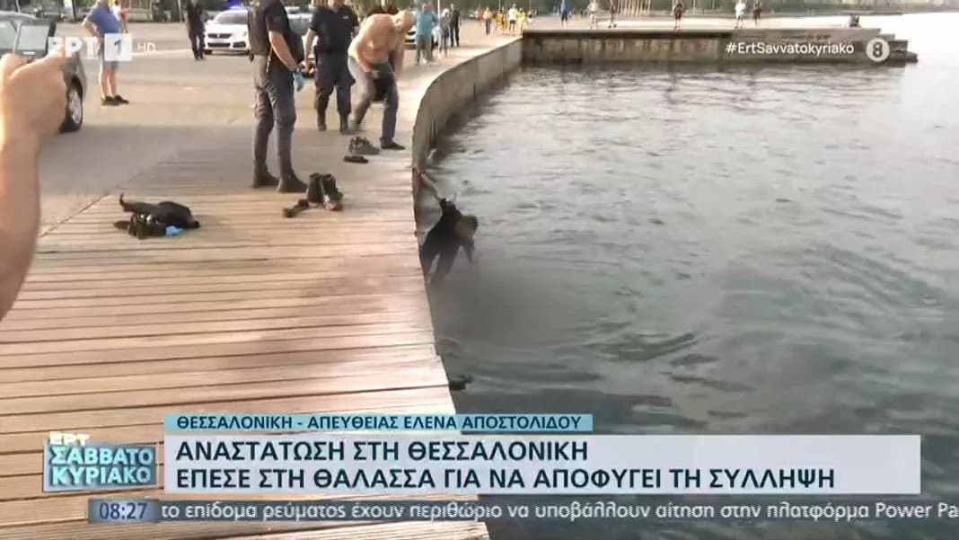 Θεσσαλονίκη: Επεισοδιακή σύλληψη – Έπεσε στον Θερμαϊκό με τις χειροπέδες [pic, vid]