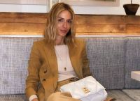 Σοφία Καρβέλα: Ποζάρει αγκαλιά μαζί με τον πατέρα της, Νίκο μετά από 10 χρόνια