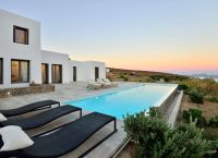 Η white rock villa που χάνεται στο απέραντο μπλε της Μυκόνου