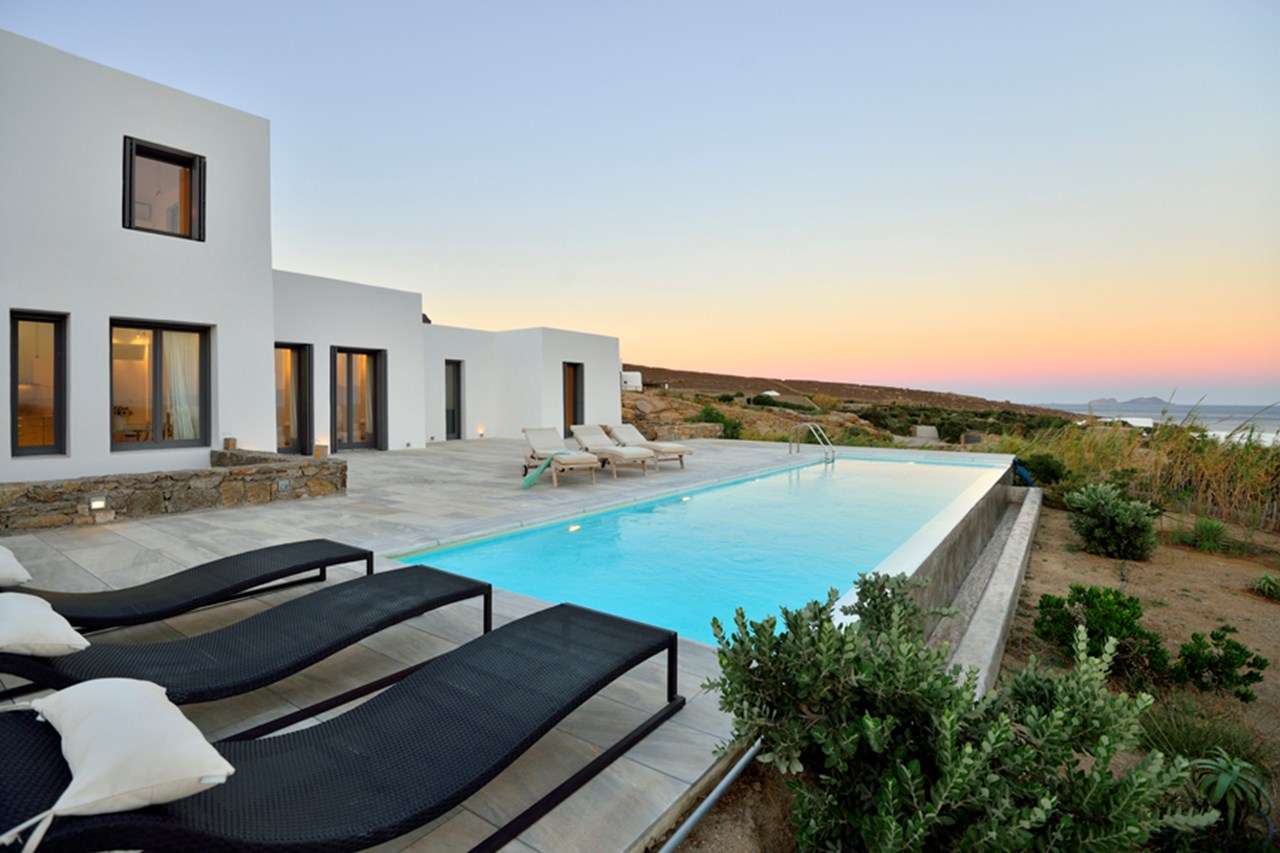 Η white rock villa που χάνεται στο απέραντο μπλε της Μυκόνου
