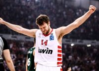 Ολυμπιακός: Παραμένει στους νταμπλούχους ο Βεζένκοβ