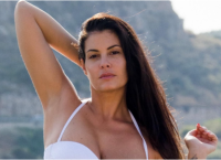 Η Μαρία Κορινθίου με μαύρα εσώρουχα ποζάρει στα βράχια