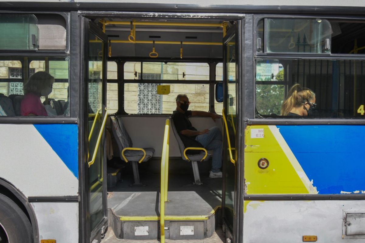 Φωτιά στην Πεντέλη: Διακοπές και αλλαγές στα δρομολόγια των λεωφορείων