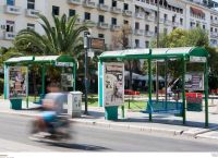 Θεσσαλονίκη: Όχημα έπεσε πάνω σε στάση λεωφορείων – Τρεις τραυματίες