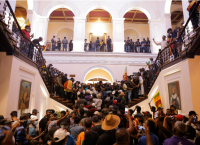 Χάος στη Σρι Λάνκα: Εισβολή διαδηλωτών στην προεδρική κατοικία – Έκαναν βουτιές στην πισίνα Χάος στη Σρι Λάνκα: Εισβολή διαδηλωτών στην προεδρική κατοικία – Έκαναν βουτιές στην πισίνα