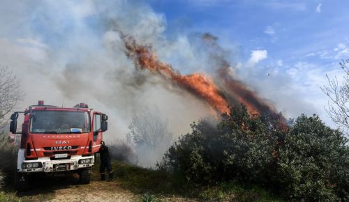 Μεγάλη φωτιά στις Πόρτες Αχαΐας: Μήνυμα από το 112 για προληπτικές εκκενώσεις