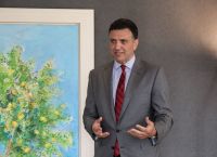Κικίλιας σε Γερμανούς συνταξιούχους: «Ελάτε να περάσετε έναν “μεσογειακό” χειμώνα» Κικίλιας σε Γερμανούς συνταξιούχους: «Ελάτε να περάσετε έναν “μεσογειακό” χειμώνα»
