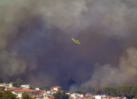 Φωτιά στα Μακρίσια Ηλείας: Κοντά σε σπίτια και διυλιστήριο οι φλόγες – Προληπτική εκκένωση κατασκήνωσης