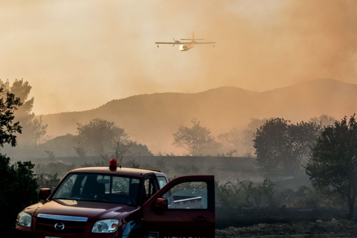 Ξυλόκαστρο: Σε ύφεση η φωτιά στην περιοχή Λίμνη Δασίου